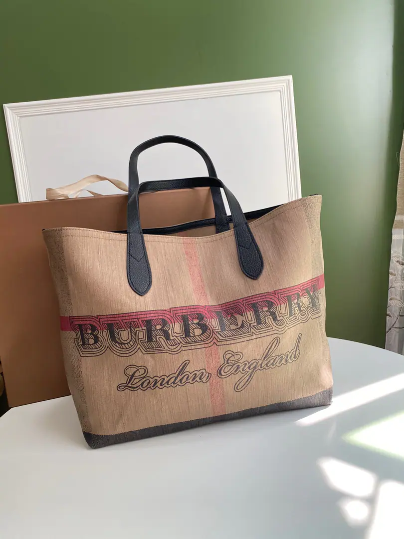 Special level BTwo-sided Tot Bags, Use coated-gring canvas material. Rated graffiti, The inspiration came from the English Academy manuscript.. Turn the inside out., Show large-sized grids. 54 x 15.5 x 31cm