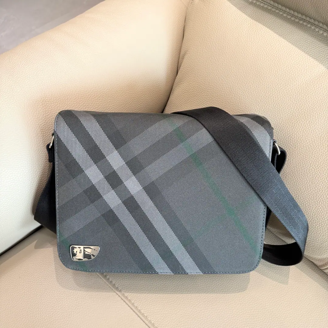 Special level Grid Messenger bag Decorative Swirl BurberryGravity, Show a durable rib.. Using the nylon introdago, A shield and a model., Intruder, Knight of the Horse. (EKD). Ichimura has the knight of horsemanship. (EKD) Dimensions28×7x 23cm Model0991