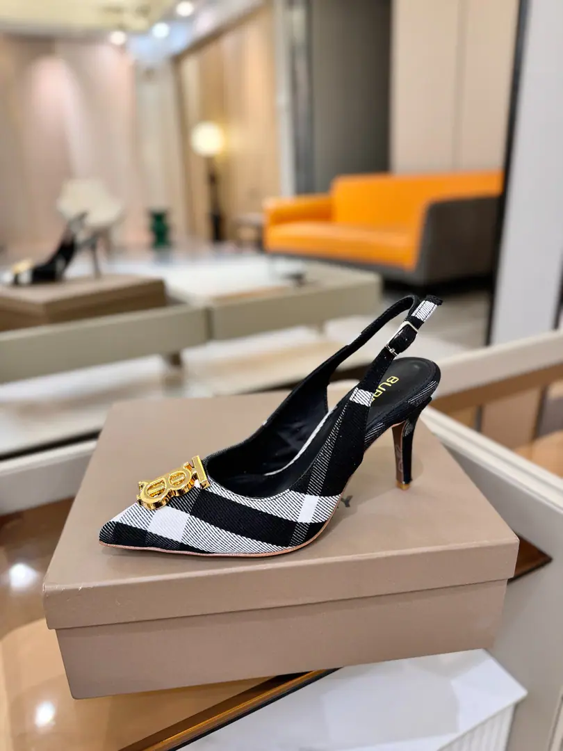 Burberryy Bobley. 𝑩𝒖𝒓𝒃𝒆𝒓𝒓𝒚𝒚 💝 👠 𝘽𝙪𝙧𝙗𝙚𝙧𝙧𝙮𝙮 Bobley. The only one who ever rolled up a high heels. A lazy, elegant, understanding style. 💋Pointy sandals. 🎉BURBERRYBobley England.🇬🇧Luxury brands, Original1:1Copy, Synchronize new cabinets A smooth-ground sandal with grace., Decoration branding pattern. 🆕🆕🆕 ✅Fabulous.: Original Gear ✅Otsumi!: The original is really a big one. ✅He's tall.: 8.5𝙘𝙢 ✅Codes: 𝟑𝟒-𝟒𝟏（𝟑𝟒.𝟒𝟎.𝟒𝟏Do it.）