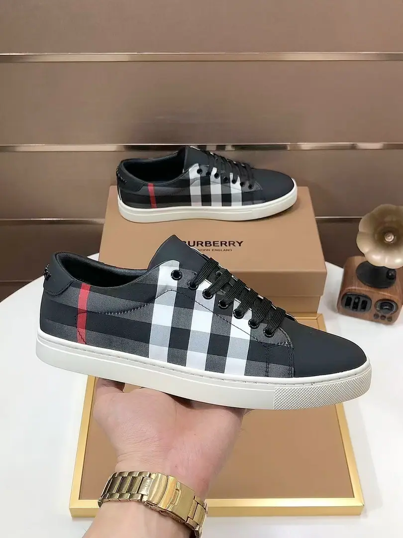 Plant 【burberry- Boboli.】Classic low-band sneakers.｜Imported cattle skin with classic glycerine.｜In the sheep's skin.｜Original Base｜The finest things to wear are comforts. Size: 38-44（45Do it.）