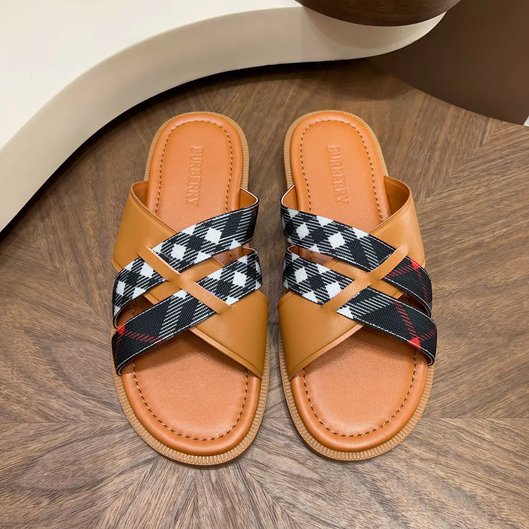 BurberryThe wind crosses with the sand. Dollar Head-decked cow skin.+MetalTBTitle, I'm so full of texture.✨ 39-44Handouts, 38/45/46Customable Multi-Current Optional, Summer shorts./Nice jeans. Comfortable, unspareable., I can wear it on a commute.