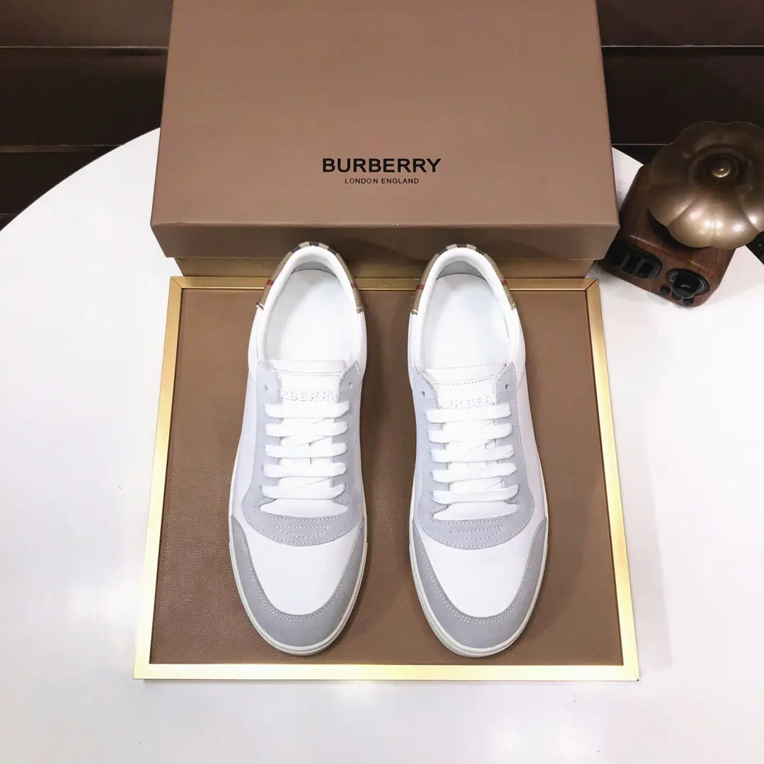 Plant 【burberry- Boboli.】Classic low-band sneakers.｜Imported cattle skin with classic glycerine.｜In the sheep's skin.｜Original Base｜The finest things to wear are comforts. Size: 38-44（45Do it.）