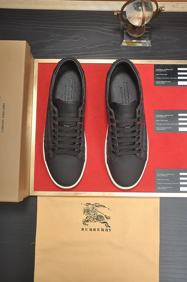 Get out of the factory. 【burberry- Boboli.】（In the cow's skin.）Classic low-band sneakers.｜Imported cattle skin with classic glycerine.｜In the cow's skin.｜Original Base｜The finest things to wear are comforts. Size: 38-44（45Do it.）