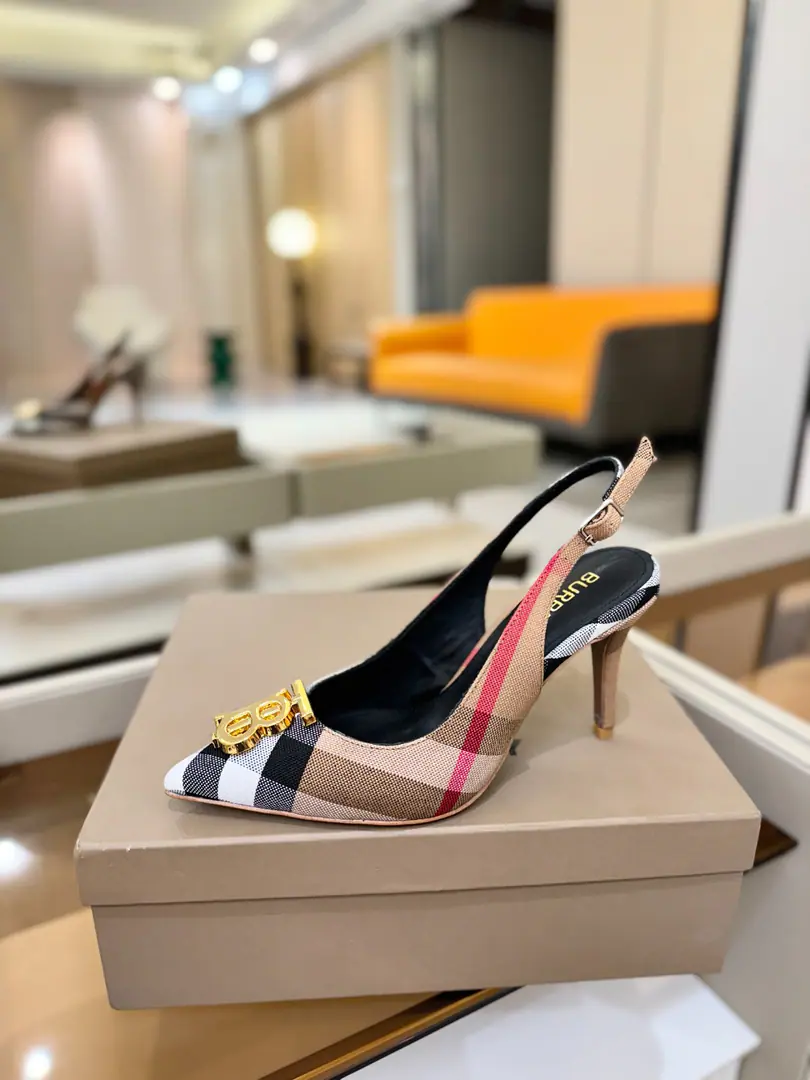 Burberryy Bobley. 𝑩𝒖𝒓𝒃𝒆𝒓𝒓𝒚𝒚 💝 👠 𝘽𝙪𝙧𝙗𝙚𝙧𝙧𝙮𝙮 Bobley. The only one who ever rolled up a high heels. A lazy, elegant, understanding style. 💋Pointy sandals. 🎉BURBERRYBobley England.🇬🇧Luxury brands, Original1:1Copy, Synchronize new cabinets A smooth-ground sandal with grace., Decoration branding pattern. 🆕🆕🆕 ✅Fabulous.: Original Gear ✅Otsumi!: The original is really a big one. ✅He's tall.: 8.5𝙘𝙢 ✅Codes: 𝟑𝟒-𝟒𝟏（𝟑𝟒.𝟒𝟎.𝟒𝟏Do it.）