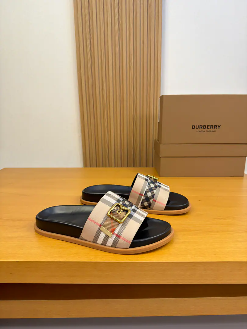 【 BURBERRY】- Boboli. High-end quality Original List·- Rhythm slippers. Shoe.: Imports🔝Brand totem.PVCSkin., Brandweaves, Brand metal buttons Otsumi!: It's so light.TPR·Rubber; Combination to the base Super-high-quality control.·- I'm doing a little work.: Highlight(High-end·- How expensive.·Slot) Size: 39-44（38, 45, 46, Make a reservation.)·BB0186