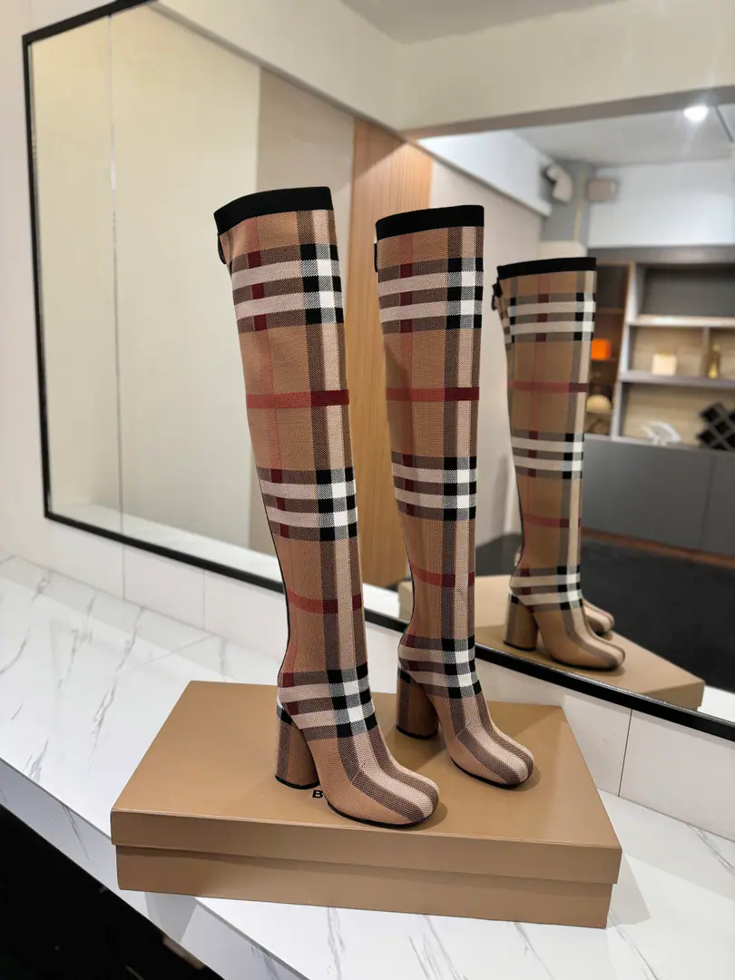 Plant price: 𝘽𝙪𝙧𝙗𝙚𝙧𝙧𝙮𝙮 The exclusive launch of the round-head logo and the stun boots.👢 🎉BURBERRYBobley England.🇬🇧Luxury brands, Original1:1Copy, Close-armed boots., Design round boots with a thick heel., Decoration branding pattern. 🆕🆕🆕 ⚠Boots.: 92%Polyester fibres, 8%Flexible fibres, ♪ In the inside, you'll have to put your feet on the skin ♪, Italy🇮🇹That's a big one.👍👍👍 ✅Fabulous.: Import Italian ballistics ✅Otsumi!: The original is really a big one. ✅He's tall.: 𝟏𝟎.𝟓𝙘𝙢 ✅- A bag.: The ancient classics of the leather bag and... ✅Codes: 𝟑𝟒-𝟒𝟏（𝟑𝟒.𝟒𝟎.𝟒𝟏Do it.） ✅Humming: 𝟓𝟖𝙘𝙢 ✅Boots.: 𝟑𝟕𝙘𝙢