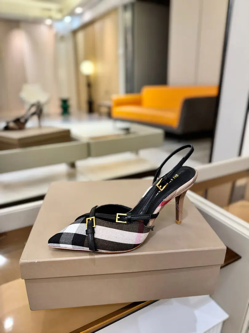 Burberryy Bobley. 𝑩𝒖𝒓𝒃𝒆𝒓𝒓𝒚𝒚 💝 👠 𝘽𝙪𝙧𝙗𝙚𝙧𝙧𝙮𝙮 Bobley. The only one who ever rolled up a high heels. A lazy, elegant, understanding style. 💋Shoes. 🎉BURBERRYBobley England.🇬🇧Luxury brands, Original1:1Copy, Synchronize new cabinets A high-end heel of grace., Decoration branding pattern. 🆕🆕🆕 ✅Fabulous.: Original Gear ✅Otsumi!: The original is really a big one. ✅He's tall.: 8.5𝙘𝙢 ✅Codes: 𝟑𝟒-𝟒𝟏（𝟑𝟒.𝟒𝟎.𝟒𝟏Do it.）