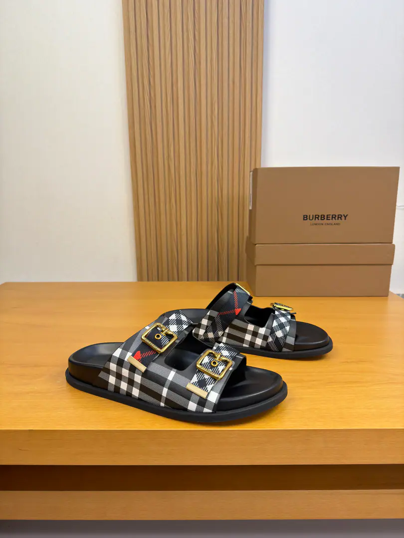 【 BURBERRY】- Boboli. High-end quality Original List·- Rhythm slippers. Shoe.: Imports🔝Brand totem.PVCSkin., Brandweaves, Brand metal buttons Otsumi!: It's so light.TPR·Rubber; Combination to the base Super-high-quality control.·- I'm doing a little work.: Highlight(High-end·- How expensive.·Slot) Size: 39-44（38, 45, 46, Make a reservation.)·BB0186