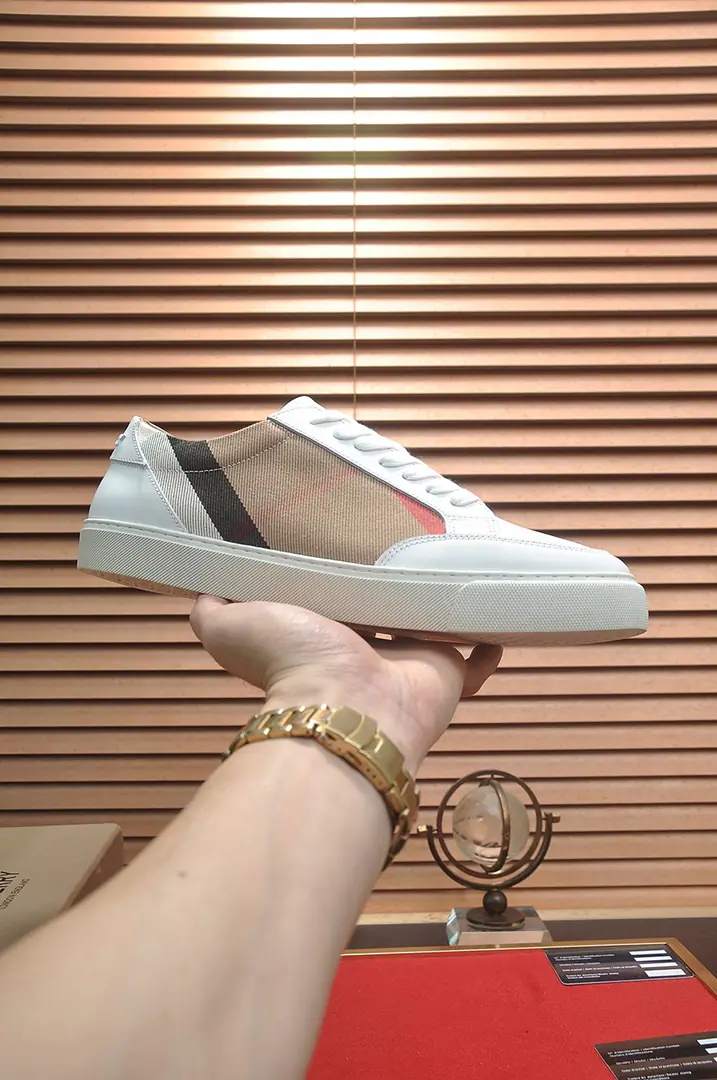 Get out of the factory. 【burberry- Boboli.】（In the cow's skin.）Classic low-band sneakers.｜Imported cattle skin with classic glycerine.｜In the cow's skin.｜Original Base｜The finest things to wear are comforts. Size: 38-44（45Do it.）
