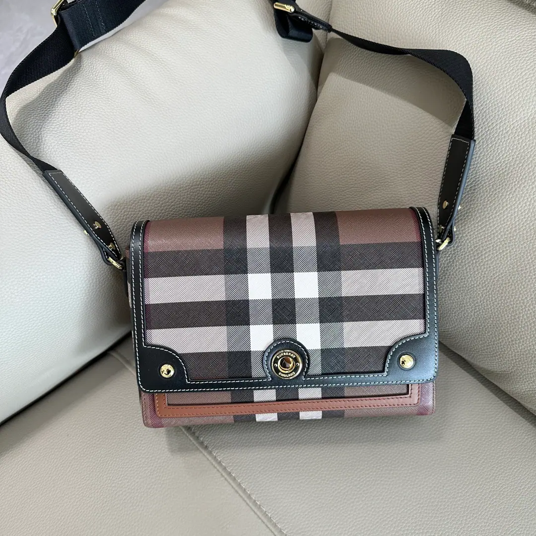 Special level BHome.NoteClassic grid slanting bag🌟I'm gonna put my body on the brand.VintageRecurved green canvass.+A smooth Italian leather-making process., High-resolution classic stripes, The classic gluten is elegant and elegant., The material is very strong and well-fashioned., The top is a big eye-sight.. This material is known to be very durable., The front is a fine, fine-worked, real-fried hardware logo, carved buttons., There's a button on both sides of the cap., Open it., Very airy and remarkable.. It's a big one., I'm so proud of myself., It's very practical.. It's a good back., The top is a good one., Leisure money, Nice top., The one shoulder on the hand is very fashionable., A totally fashionable English rewind., It's a perfect spring and summer., Salt is sweet., You're all in a super-many suit.！The sisters buy it.！Dimensions: 25 x 8.5 x 18cm🌟Model9061