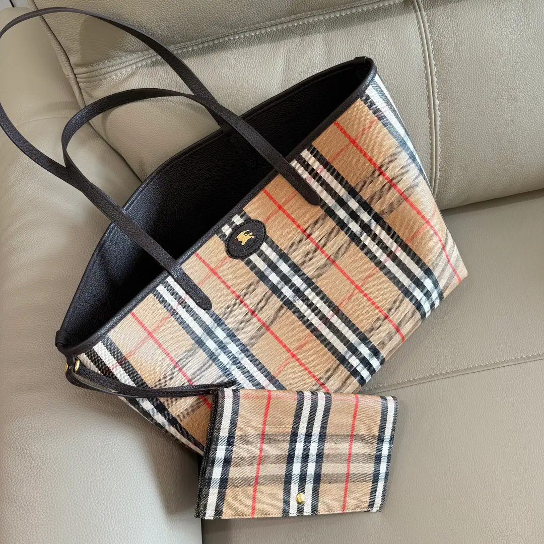 Special level Double-DualBloomsburyTotbag. It's made of a grain of calf skin., It's a work of art in Italy.. Reverse As Burberry Glyph cotton combing Fabulous., In a symbolic sammy.. From brand Bloomsbury Series, A stamp of metal-screwing cattle., From 1980The collection of the old brand bag, the case.. Attachable openable bag with buttons, Fits for small items. Dimensions37.5x17x30cmModel6061