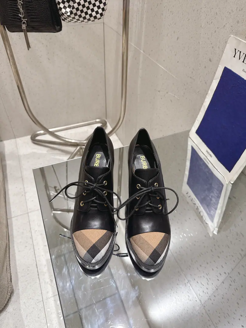 BURBERRYCow-skin boots. And ankle boots., It's made of smooth leather.. It's a work of art in Italy., It's a match. Burberry Glyph cotton slants. Use a real leather and design., I'm in the horse's ingenious ring belt.. Almond-shaped shoes. Rough design. Ringed ankle band. 🎈A brand that's not so expensive. Super fashion. ✔︎Import Italian calf skin ✔︎The insides are dyed. ✔︎That's a big one. ✔︎size ｜35-42 (35.40.41.42Do it.)
