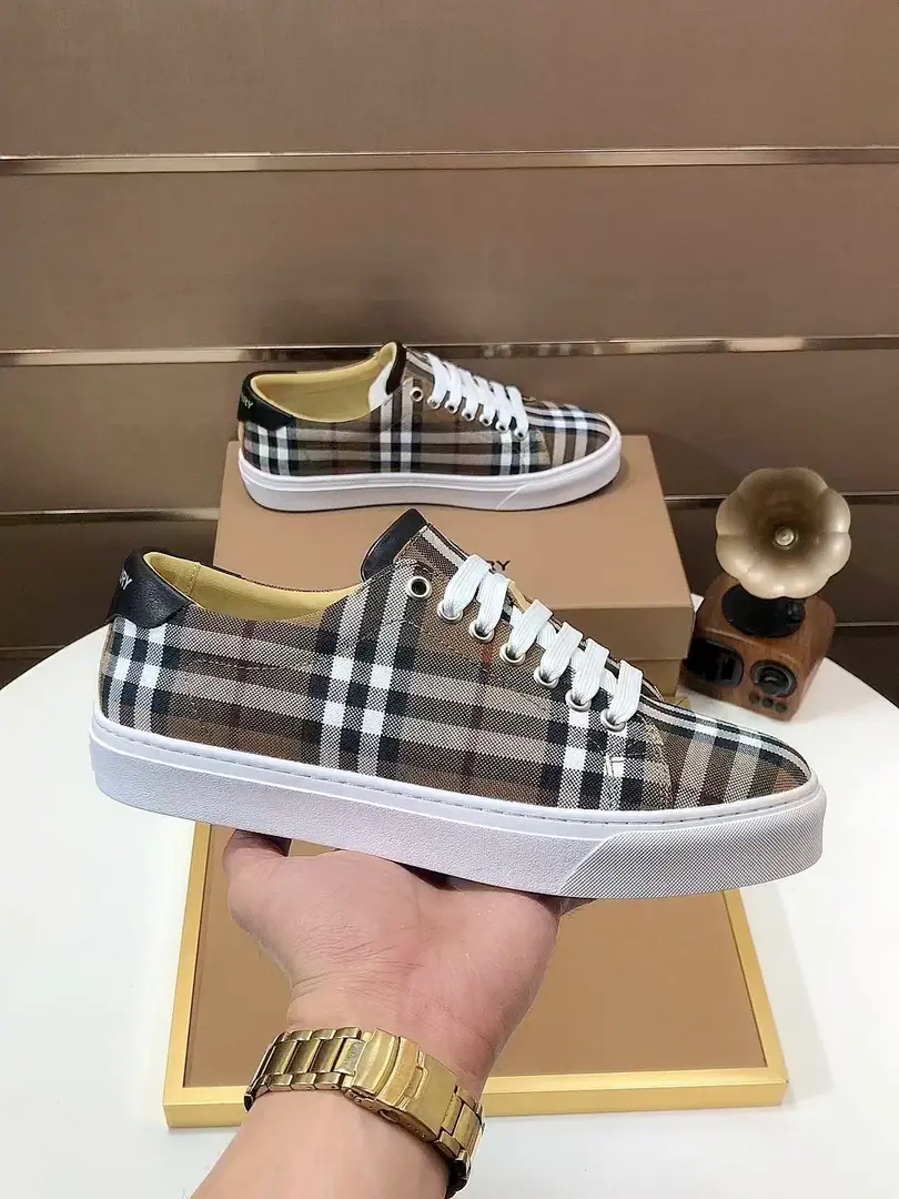 Plant 【burberry- Boboli.】Classic low-band sneakers.｜Imported cattle skin with classic glycerine.｜In the sheep's skin.｜Original Base｜The finest things to wear are comforts. Size: 38-44（45Do it.）