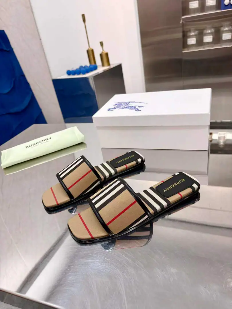 🌈🌈🌈New stuff on the shelf.☘️☘️Burberry Boboli's a rough guy., Flat slippers.🌺🌺🌺Channel cargo A sulfide slipper with a papolis.🌈🌈It has to be the same.！🌺🌺The shoe face is made of a Barboli cow., In the skin and feet., Original Open button, The extremely soft leather material is perfectly compatible with the two-foot curve of embroidery.. ❤️❤️Barboli's all vulcanized., The new smoothing and grinding of the bottom line is a natural display., It's not the original technology., 🍎🍎It's a tough process., Flat, Bold5.5.Simulate the skin., Codes:35~42(35.40.41.42.43.44No re-election.)Ping, - It's a game.