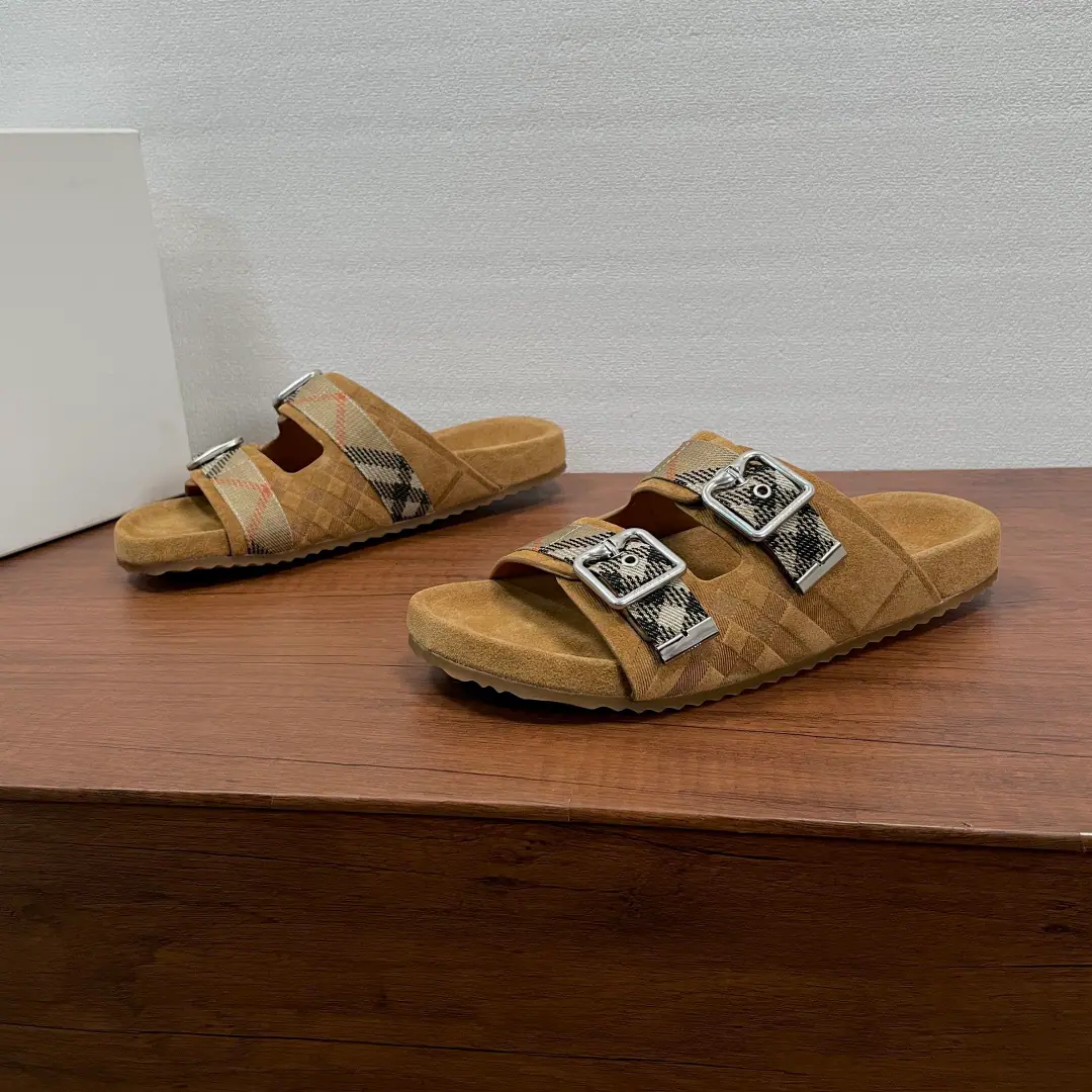 Burberry/- Boboli. New man's leather. Urchin Shoes. The sandals were made of soft, anti-featured and calf-foiled noodles., Incorporation of the grid pattern to the effect of the flinch, Matching markersBurberry Gravity-templateableBFont-button Ring, The furry cow leather interiors are marked with a pressurized logo., The top of the surface of the wave-shaped rubber. Burberry Letter logo. Get your feet up there., Fashion leisure！Full packaged dustproof bags！ Codes: 39-40-41-42-43-44 Standard Code（38/45You're not going to be able to buy back.）