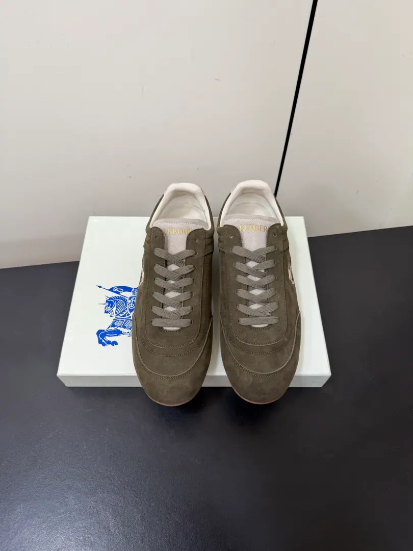 Men Burberry- Boboli.Knight Runner Series Couple money. Leisure Sports shoes - Tetsu. Knight Runner Sports shoes, A brand-marked new thing., Show currentline-like contour and simple appearance. It's made of the anti-feather leather., It's a work of art in Italy.. Low-pitched, A low profile, a symbol of the Knight of Horses.（EKD）Embroidery, Heel decoration. Burberry Gear Ripple Details. Light rubber soles are integrated into the grid stripes., I'm gonna get my bottom grip. Send a cabinet for fine packaging Fabulous.: Original customized head-level cattle skin Uchi.: Imports of soft sheep skins Shoes under the sole.: Original modeling of slide-resistant rubber material Bottom: 2CM Size: 35-45（Women40Men45Custom without re-offer）