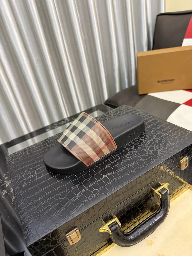 Get out of the factory.⌚⌚Burberry - Boboli slippers., Summer's new classic-cut slippers.Vintage The retro-gauge slippers. The twigs make comfort in wearing the experience. Shoe.: PVC %Heat-plastic polyurethane Shoes under the sole.: %Rubber Setup Design Sides are. Burberry Stereo-letter logo BurberryClassic-cut sandals. This classic pair of green sandals is from...Burberry (Bobley.). Design Details: Clipping, haymarketSquare Stripes, Show your toes., The side is marked with a pebbles brand., - Scalpel shoes. Size: 35-46（45, 46Do it.）