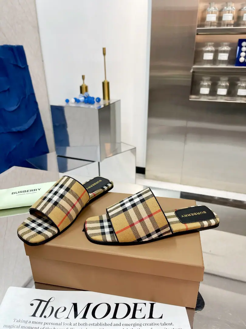 🌈🌈🌈New stuff on the shelf.☘️☘️Burberry Boboli's a rough guy., Flat slippers.🌺🌺🌺Channel cargo A sulfide slipper with a papolis.🌈🌈It has to be the same.！🌺🌺The shoe face is made of a Barboli cow., In the skin and feet., Original Open button, The extremely soft leather material is perfectly compatible with the two-foot curve of embroidery.. ❤️❤️Barboli's all vulcanized., The new smoothing and grinding of the bottom line is a natural display., It's not the original technology., 🍎🍎It's a tough process., Flat, Bold5.5.Simulate the skin., Codes:35~42(35.40.41.42No re-election.)