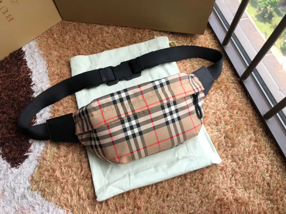 BThe top-class single-back bag was a street style from the 1990s., Select Vintage The regurgine and cotton., Decoration and twilight branding logo, A pair of fine leather edges.. Available with slanted backband or tied to waist. Model:0607- The waist bag.🤤Dimensions:31 x 7.5 x 16cm