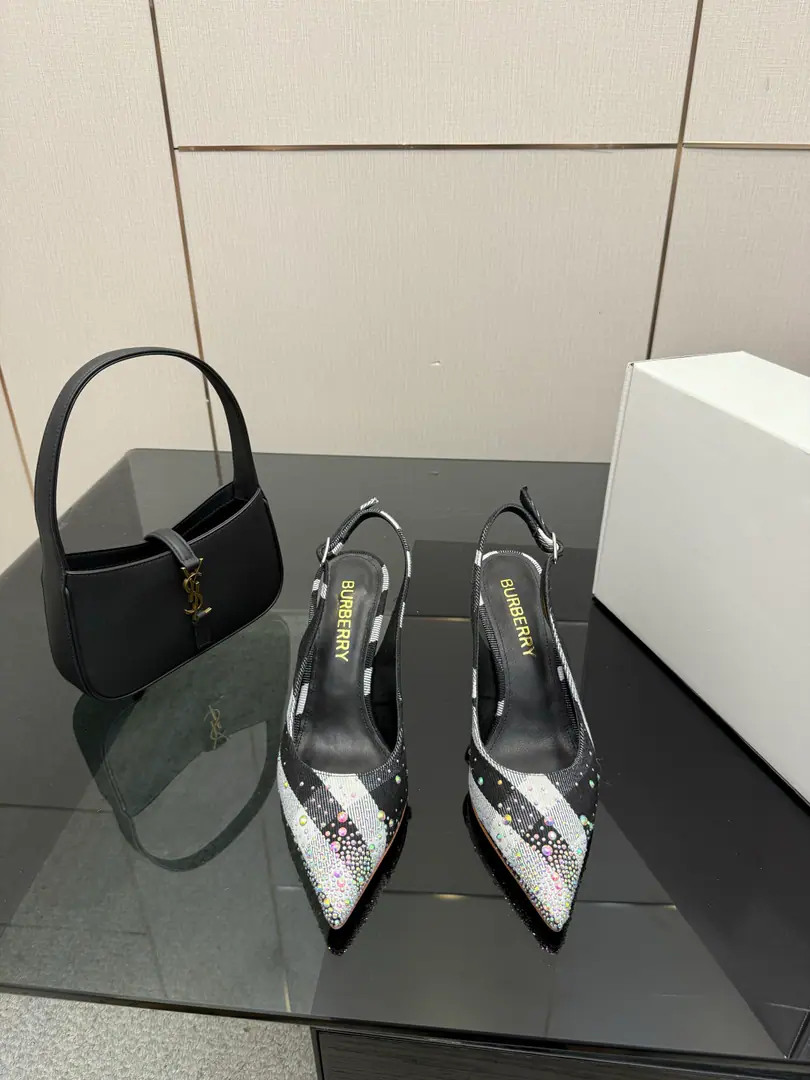 High Version Burberryy- Boboli.2026Spring and summer's new exclusive style of retrograde elegance. High heels. 🎉BURBERRYBobley England.🇬🇧Luxury brands, The rice of the hide., Original1:1Copy, The close-stringed and knitted design of round head regenerated., Decoration of branded grids. ✅Fabulous.: Original cowboy.+Bullskins. ✅Foot.: Customize sheep skins ✅Otsumi!: That's a big one. ✅He's tall.: Floor, 8.5cm ✅Codes: 35–41 （40, 41, 42Custom）