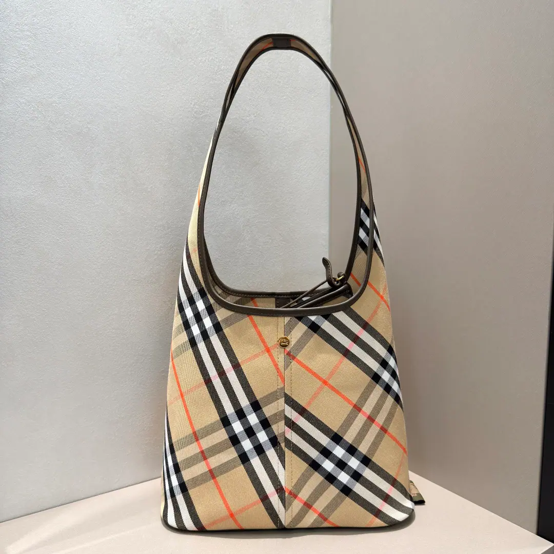 Special level BThe latest soft shoulder bag in the house., It's made of cotton slanted paste.. Made in Italian craftsmen., Decorative SwirlBHome only.. Use of in-depth design, It's light and light.. I'm gonna blend in with a smooth little cow's skin., We'll go with a slicable zipper bag.. FromBurberry The classics., The necessary provision for the closet is interpreted in a branded style. Dimensions26.5 x 13.5x 46.5cm. Model6781
