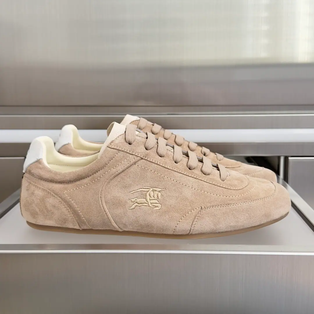 Top Version: Female/Men Burberry- Boboli.Knight Runner Series Couple money. Leisure Sports shoes - Tetsu. Knight Runner Sports shoes, A brand-marked new thing., Show currentline-like contour and simple appearance. It's made of the anti-feather leather., It's a work of art in Italy.. Low-pitched, A low profile, a symbol of the Knight of Horses.（EKD）Embroidery, Heel decoration. Burberry Gear Ripple Details. Light rubber soles are integrated into the grid stripes., I'm gonna get my bottom grip. Send a cabinet for fine packaging🛍📦 ▪️Fabulous.: Original customized head-level cattle skin ▪️Uchi.: Imports of soft sheep skins ▪️Shoes under the sole.: Original modeling of slide-resistant rubber material ▪️Bottom: 2CM ▪️Size: Female35-40 / Men39-45（Custom45