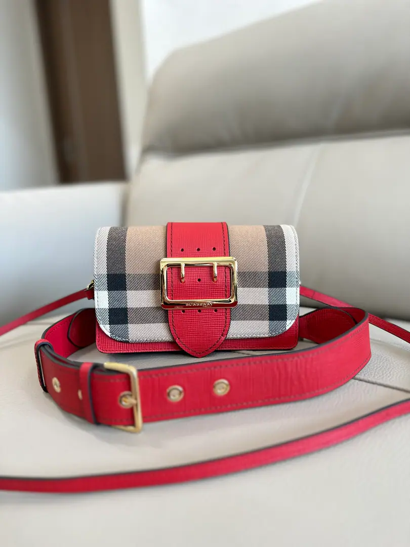 Special level BHome.The Buckle Bucket. The stamina of the skin and England.HouseGravity Cutting A combination of a fine manual precision line design. Made from Italian senior factory craftsmen. The radiant metal patches of military style are traditional.TrenchFashion. And the buttons are famous for that. This paragraph is single-size. Fit for daily use Attach two shoulder belts. Can be used as slant backpack Shoulder backpack or handbag 19.5*5*12cm🌟Model460160