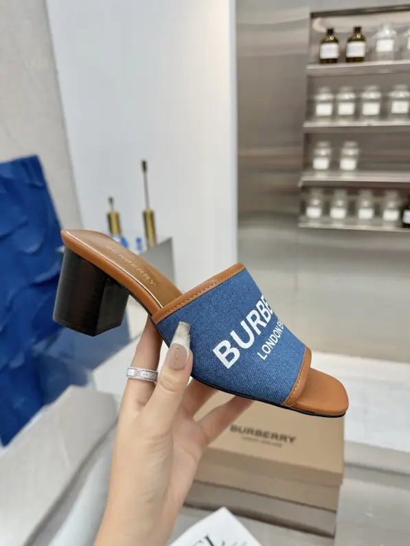 🌈🌈🌈New stuff on the shelf.☘️☘️Burberry Boboli's a rough guy., Flat slippers.🌺🌺🌺Channel cargo A sulfide slipper with a papolis.🌈🌈It has to be the same.！🌺🌺The shoe face is made of a Barboli cow., In the skin and feet., Original Open button, The extremely soft leather material is perfectly compatible with the two-foot curve of embroidery.. ❤️❤️Barboli's all vulcanized., The new smoothing and grinding of the bottom line is a natural display., It's not the original technology., 🍎🍎It's a tough process., Flat, Bold5.5.Simulate the skin., Codes:35~42(35.40.41.42.43.44No re-election.)Ping, - It's a game.