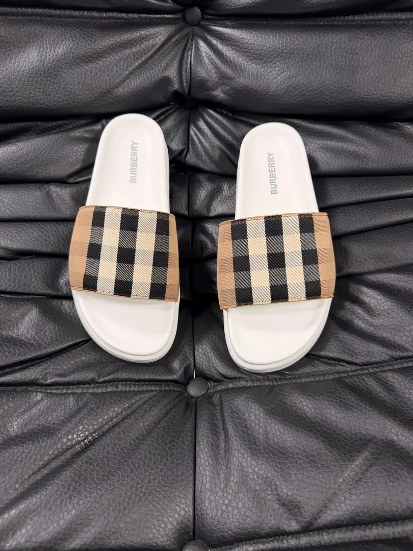 Burberry - Boboli slippers., Summer's new classic-cut slippers.Vintage The retro-gauge slippers. The twigs make comfort in wearing the experience. Shoe.: PVC %Heat-plastic polyurethane Shoes under the sole.: %Rubber Setup Design Sides are. Burberry Stereo-letter logo BurberryClassic-cut sandals. This classic pair of green sandals is from...Burberry (Bobley.). Design Details: Clipping, haymarketSquare Stripes, Show your toes., The side is marked with a pebbles brand., - Scalpel shoes. Size: 38-44（45Do it.）