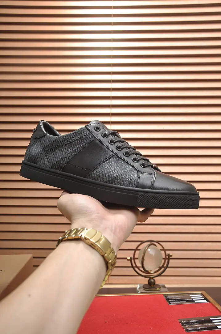 Get out of the factory. 【burberry- Boboli.】（In the cow's skin.）Classic low-band sneakers.｜Imported cattle skin with classic glycerine.｜In the cow's skin.｜Original Base｜The finest things to wear are comforts. Size: 38-44（45Do it.）