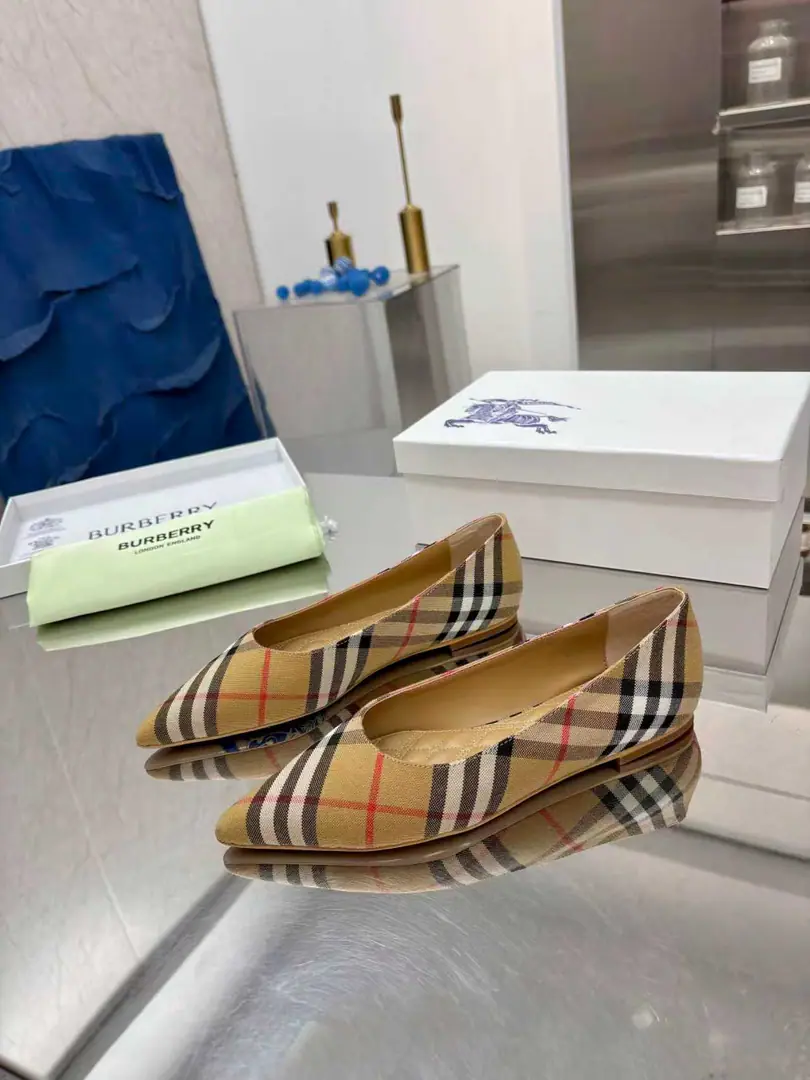 🌈🌈🌈New stuff on the shelf.☘️☘️Burberry Bob Li and..., Autumn shoes.🌺🌺🌺Channel cargo A sulfide shoe with a papolitico.🌈🌈It has to be the same.！🌺🌺The shoe face is a very special piece of Boboli., Three-line electric cushion., Original Open button, The extremely soft leather material is perfectly compatible with the two-foot curve of embroidery.. ❤️❤️Barboli's all vulcanized., The new smoothing and grinding of the bottom line is a natural display., It's not the original technology., 🍎🍎It's a tough process., Flat, Siu5.CMSimulate the skin., Codes:35~42(35.40.41.42.No re-election.)Ping, Siu