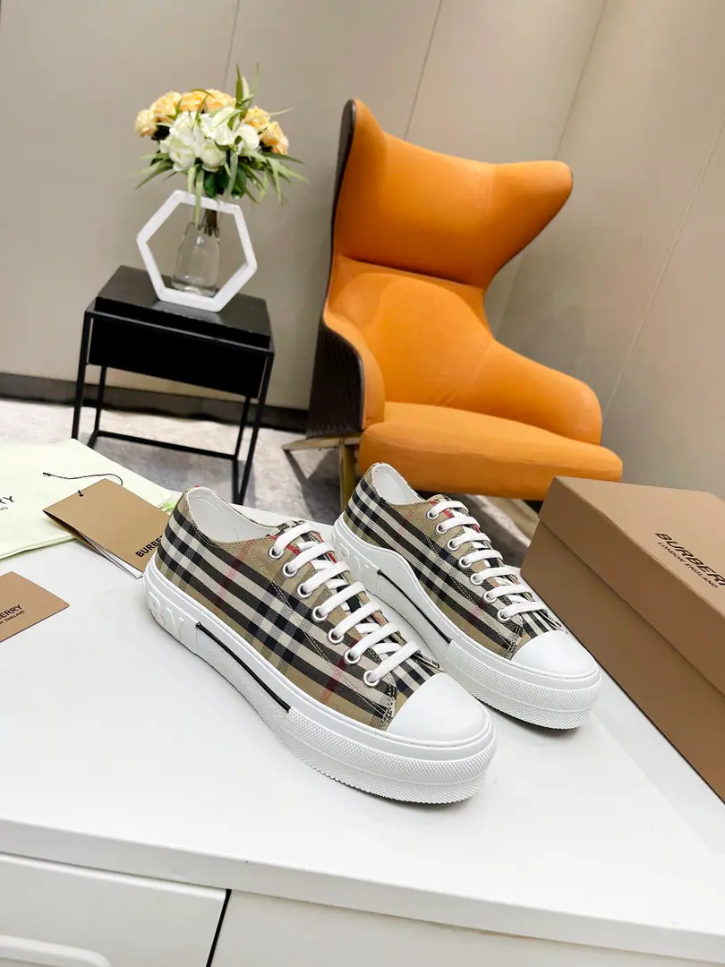 P BurberryBobley.2022- A bunch of low-ass sneakers., - I'm a little bit of a cotton-coloured., A bright eye with a contrasting logo stamp and brand logo.. ✅Fabulous.: %Cotton ✅Reeb.: Cotton, Note plastic feet ✅Otsumi!: PlainTPU ✅Colours: Gorgeous almonds. ✅Codes: 35-45（35,45Custom） ✅Packaging: Plaster packaging
