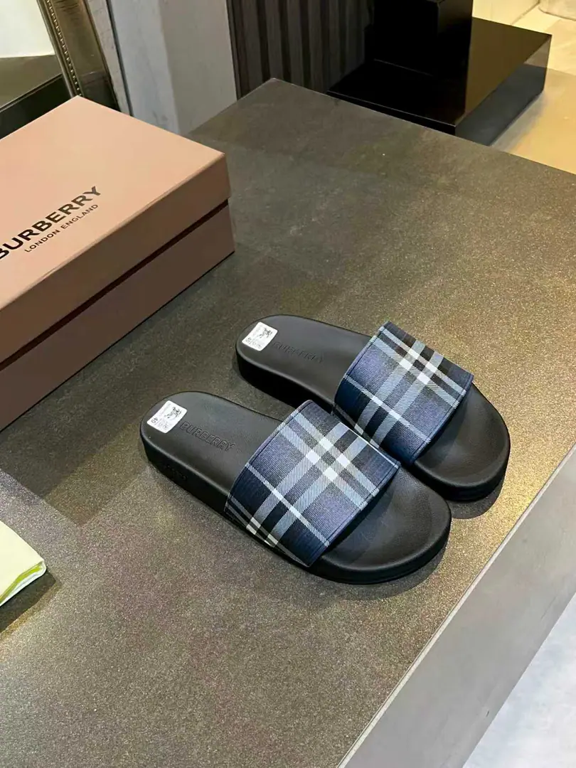 The new slipper in the counter has the branded letter-based logo., And the chief creative director. Riccardo Tisci It's... Burberry First Show Series Name「Kingdom」 Ruler Guide One to one., Pattern5DPrint, Shoe.: %Environmentally friendly polyamide, Shoes under the sole.: %Rubber Setup Design Codes, 36-46