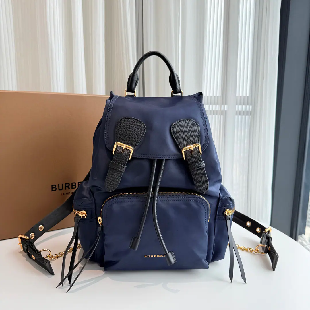 Special level The army backpack of the Chinese Brigade is prototyped with the hidden military bag., The nylon fabric is designed to protect against the rain., Decoration of the leather edges of the wire. 22 x 14 x 33cm