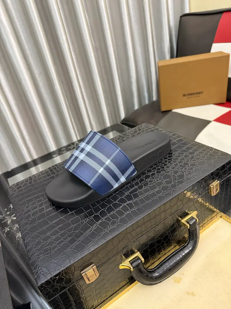 Get out of the factory.⌚⌚Burberry - Boboli slippers., Summer's new classic-cut slippers.Vintage The retro-gauge slippers. The twigs make comfort in wearing the experience. Shoe.: PVC %Heat-plastic polyurethane Shoes under the sole.: %Rubber Setup Design Sides are. Burberry Stereo-letter logo BurberryClassic-cut sandals. This classic pair of green sandals is from...Burberry (Bobley.). Design Details: Clipping, haymarketSquare Stripes, Show your toes., The side is marked with a pebbles brand., - Scalpel shoes. Size: 35-46（45, 46Do it.）