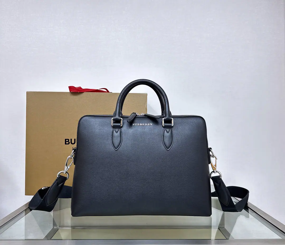 Special level BurSymbolic file bags「The Barrow - Berobo.」, Choose. London Leather materials, Build a delicate layout, From the Italian factory.. A strong top handle and a remixable shoulder belt., It's for commuting.. 37 x 5.5 x 27cmModel4101