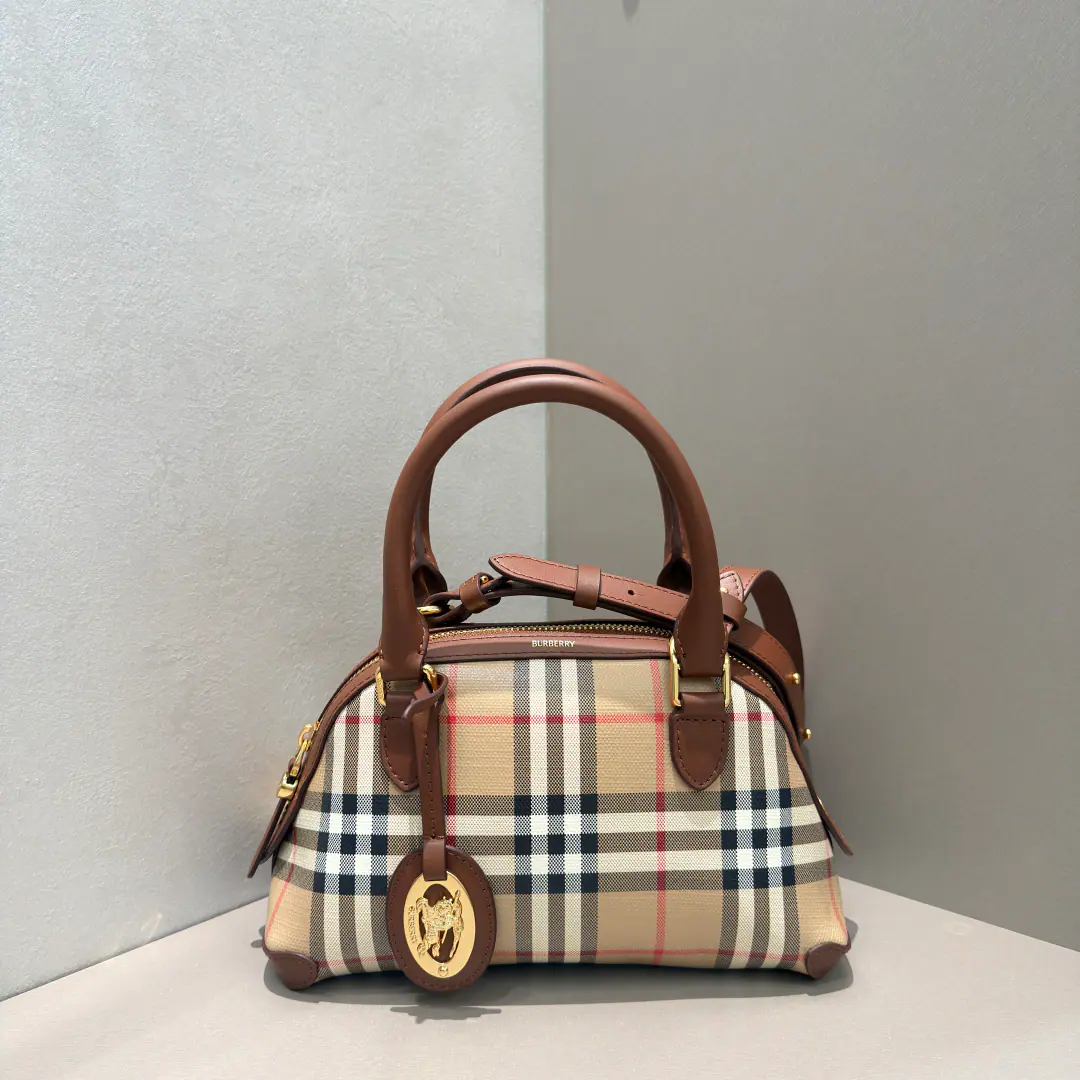 New paragraphPrimrose Bags, Show a mini-column., I'm going to use the painted cotton cloth.. It's a work of art in Italy., I'm gonna blend in with a smooth little cow's skin.. Use a half-circle arc curve, A little bit of a hideout of rice. BurberryGravity stamp, With a demutable knight seal.. There are cotton villages., Suitable for everyday requirements, Including cell phones., Make-up bags and sunglasses.. A slanted back-shaped hand handle or strap-back-shaped straps with a stylish shoulder belt may be used. Dimensions25.5 x 11.5x 14cmModel0771