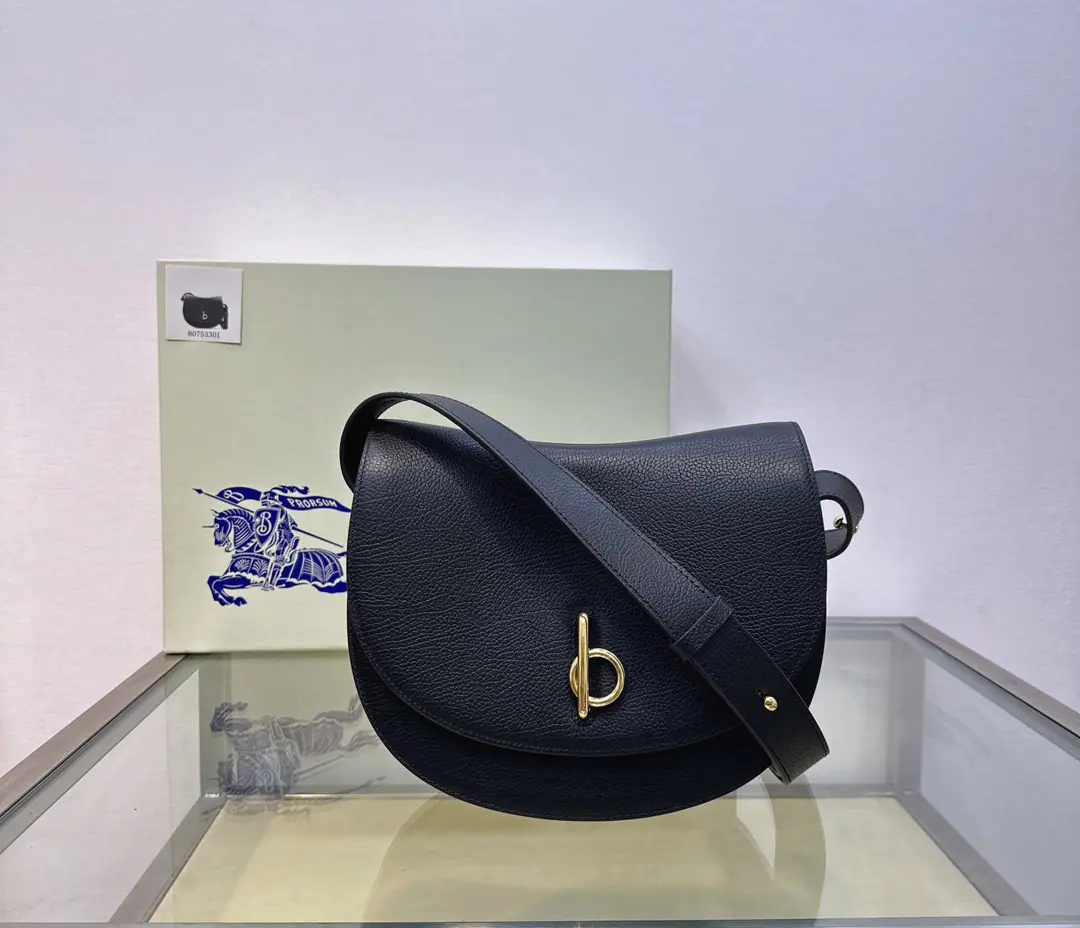 Special level BThe newest home is a big house., It's made of a grain of calf skin., It's a work of art in Italy.. Lined to a grid-stamped flower leather., The arc contour was inspired by the childhood wooden horse., The caps are open.b Font accessories. With leather shoulder belts., Adjustable to switch shoulder backpack and slanting backpacks. Modifiable leather shoulder belt Top top top top top top is covered.bFont opening Intubation bag. Out of the bag with the magnet buttons. Hand painted on the edge. Lass Metals accessories The back side is marked with the Knight of Horses. (EKD）Pump flowers. Gravity pressure flower liner Dimensions26 × 9.5 x 20.5cm.Model3301