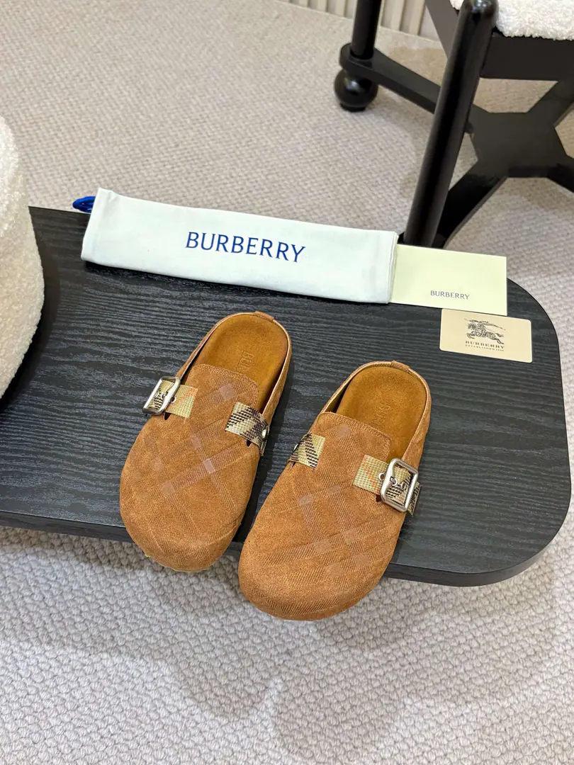 The male.,Female Dollar！ Burberry2025 Brickham slippers out of the oven., It's made of soft anti-featur., It's a work of art in Italy.. I'm putting a lot of pressure on the grid., The soles of the pressurized shoes., It's a top-end logo.. & Make modifiable B Font-button Ring, A symbolic sand with decorated flowers. Burberry Gravity. ✅Fabulous.: Counter-featur. ✅Reeb.: In silk cow. ✅Otsumi!: TPU ✅Colours: Black, Brown., Pink, Almond.4Colour Optional ✅Codes: Men and women35-45（35,45Custom）
