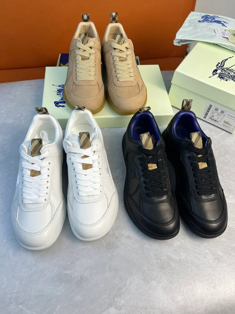 Repurchase Quality（Holly!） Couple money. BURBERR*Boboli's leisure sports shoes.‼️ This brand has always been my favorite brand., No more trouble., There are hundreds of different kinds of leisure shoes., I want a pair of shoes for myself., It's not that easy., So I'll introduce you to some nice, long-looking shoes., Your shoe cabinet needs a pair of radiant shoes.！ From leather to work., The details are perfect for their shoes., Fashion atmosphere, All of them are all cattle and leather from inside and out., No need for new shoes to adapt., The upper foot is a comfortable use of a very delicate little cow skin., You know, if you know the brand., It's more luxurious in senses., Top foot effect.！ Fabulous.: Imported cow noodles, A pair of English cotton-twilighting tailors. Shoe tongue.kpuThe puncture is a bit of a thing.BurberryStereo Logo Uchi./Foot.: In the cow's skin., Soft and delicate. Otsumi!: Original model for smooth-forebrication rubber floor！ Codes Female size: 35 36 37 38 39 40Code Men: 39 40 41 42 43 44Code, Positive（39 40Now, watch the list.） Numbering