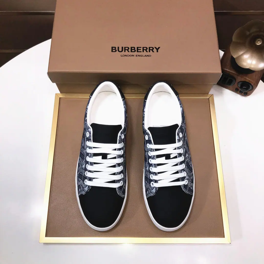 Plant 【burberry- Boboli.】Classic low-band sneakers.｜Imported cattle skin with classic glycerine.｜In the sheep's skin.｜Original Base｜The finest things to wear are comforts. Size: 38-44（45Do it.）