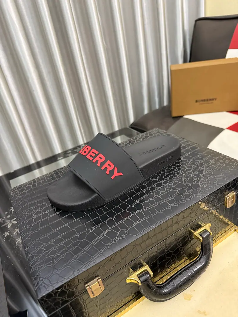 Get out of the factory.⌚⌚Burberry - Boboli slippers., Summer's new classic-cut slippers.Vintage The retro-gauge slippers. The twigs make comfort in wearing the experience. Shoe.: PVC %Heat-plastic polyurethane Shoes under the sole.: %Rubber Setup Design Sides are. Burberry Stereo-letter logo BurberryClassic-cut sandals. This classic pair of green sandals is from...Burberry (Bobley.). Design Details: Clipping, haymarketSquare Stripes, Show your toes., The side is marked with a pebbles brand., - Scalpel shoes. Size: 35-46（45, 46Do it.）