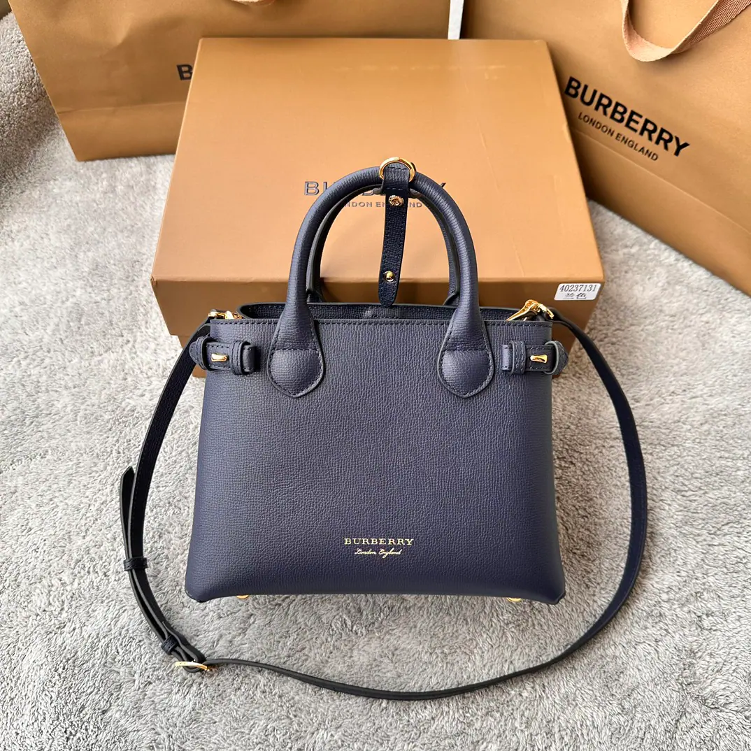 Special level British ordersBbr The BannerTóth. House Gravity-stamped leatherbane handbags. Soft structural senses package selection of granular leather andHouse CheckThe glyphs are carefully crafted. Detachable leather shoulder belt The latest fabric is different from the old one. Small26cm🌟7131