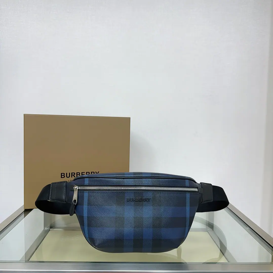Special level burThe latest stale palm-grained stubble bag., Show logo character tattoos, Decoration leather edges and brand logos. Available with slanted backband or tied to waist. Dimensions:37.5 x 8 x17 Model5591