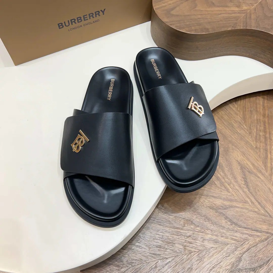 【Burberry 】 Mensize 39-44（38.45.46Custom） BurberryThe Barbolis are cross-trapped and damp. Head-decked cow skin.+3DPrint Mark／MetalTBTitle, I'm so full of texture.✨ Multi-Current Optional, Summer shorts./Nice jeans. Comfortable, unspareable., I can wear it on a commute..