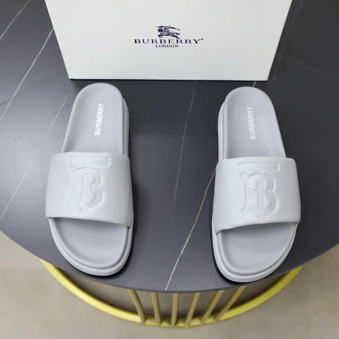 Get out of the factory. Burberry - Boboli slippers., Summer's new classic-cut slippers.Vintage The retro-gauge slippers. The twigs make comfort in wearing the experience. Shoe.: PVC %Heat-plastic polyurethane Shoes under the sole.: %Rubber Setup Design Sides are. Burberry Stereo-letter logo BurberryClassic-cut sandals. This classic pair of green sandals is from...Burberry (Bobley.). Design Details: Clipping, haymarketSquare Stripes, Show your toes., The side is marked with a pebbles brand., - Scalpel shoes. Size: 38-44（45Do it.）