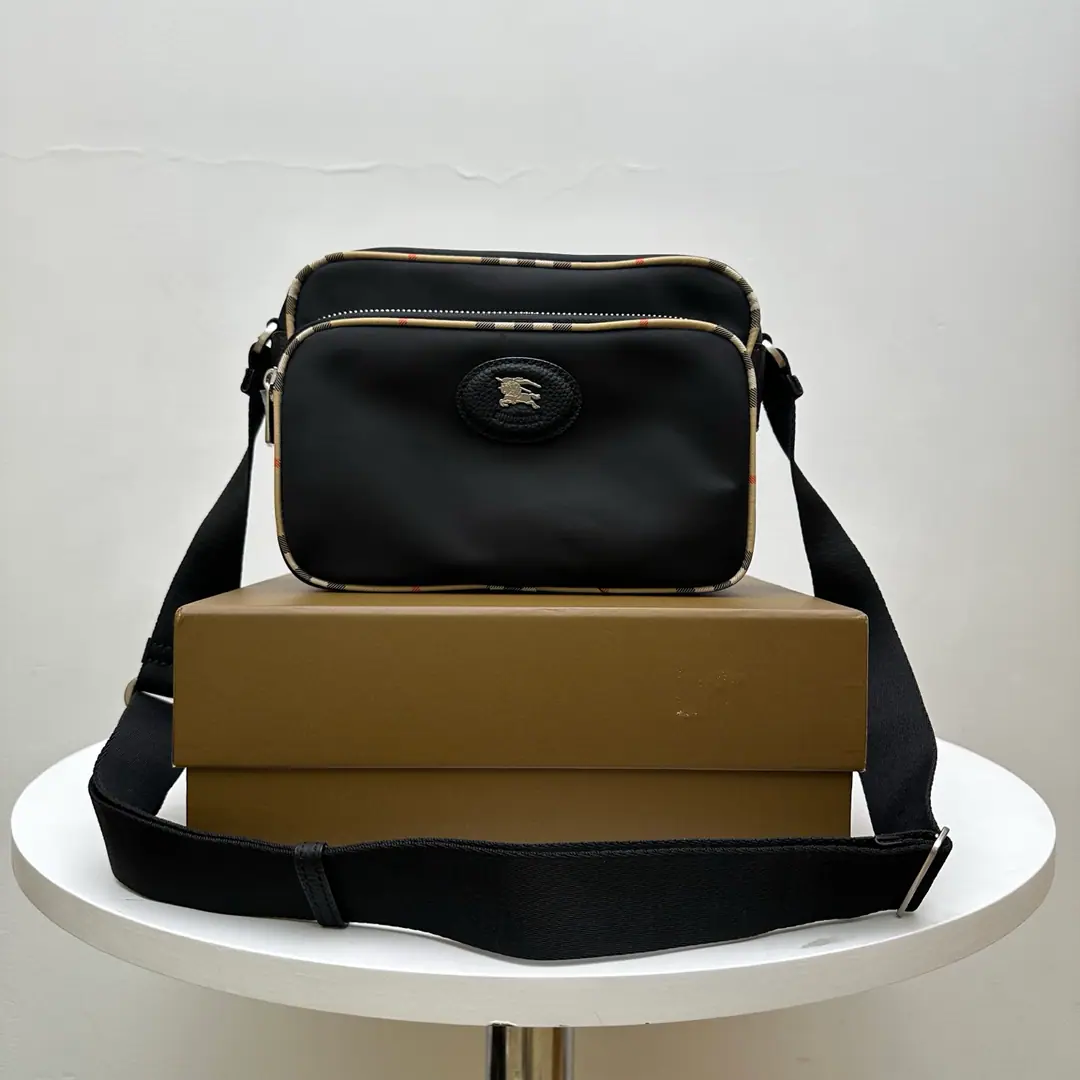 BHome slant backpack., Decoration BurGravity. Use the nylon liner, A knight's seal., From 1980 The collection of the old brand bags.. Fit for daily requirements, Including cell phones., Money clips and sunglasses.. Paragraph:81275691 Dimensions: 22 x 9 x 16cm