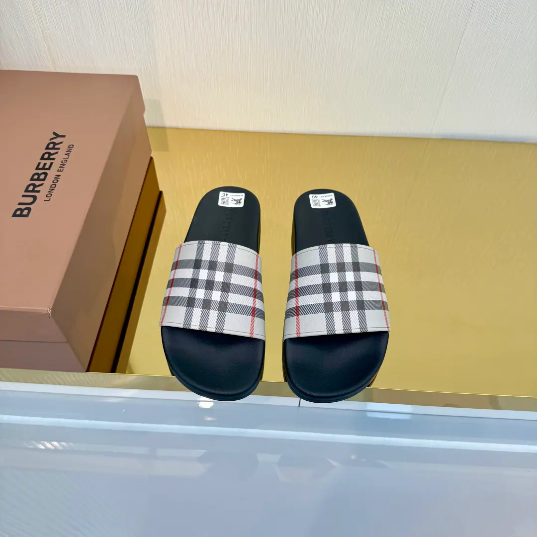 Plant price The new slipper in the counter has the branded letter-based logo., And the chief creative director. Riccardo Tisci It's... Burberry First Show Series Name「Kingdom」 Ruler Guide One to one., Pattern5DPrint Shoe.: %Environmentally friendly polyamide Shoes under the sole.: %Rubber Setup Design Codes, 36-46 The cabinet is full packaging.