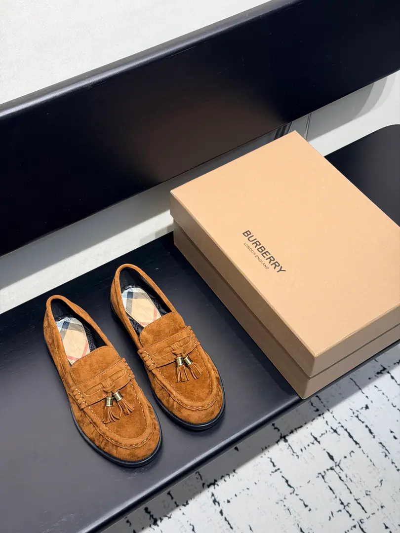 Burberry- Boboli. 2026Spring and summer brand new. The ancient wrinkled cattle, the sulfur shoes. As the most popular designer in these two years,, Simple design, The details are so clever., It's clean and unpopular.！ You don't want to see the brand., It's a little small but it's a good match., ins, Little Red Books are everywhere. ！BSOriginal Customise！ ◾️Shoe.: Original cattle-specific, skin. ◾️Uchi.: Import mixed sheep skin ◾️Otsumi!: The original import is really big. ◾️He's tall.: 2.5cm ◾️Codes: 35~39(40.41Make a no-refund order.）