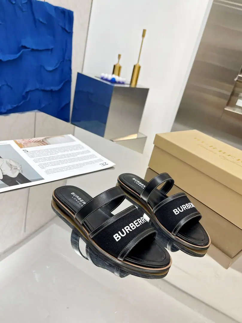 New stuff on the shelf.☘️☘️Burberry Bobley's slippers.🌺🌺🌺Channel cargo A sulfide foot, a Barboli canvas.🌈🌈The original factory manifest., It has to be the same.！🌺🌺The shoe face is a swipe of cattle with a Bolly Classic Gravity., In the skin and feet., The super soft leather material is perfect for the double-foot curve.. ❤️❤️Barboli's all vulcanized., The new smoothing and grinding of the bottom line is a natural display., It's not the original technology., 🍎🍎Process super-hard code number:35~41(40.41No re-election.)